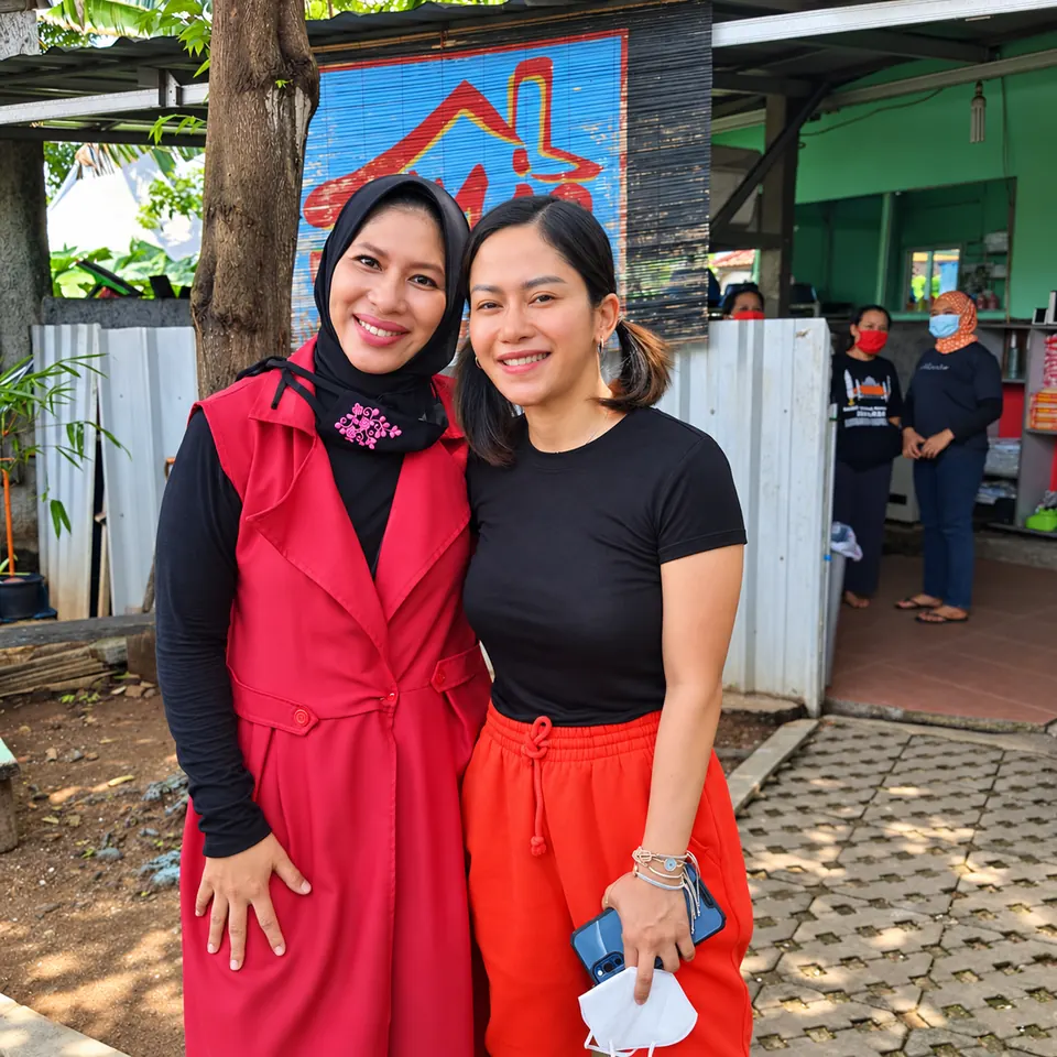Dua pelanggan perempuan tersenyum di area outlet Mie Jeng-Kang