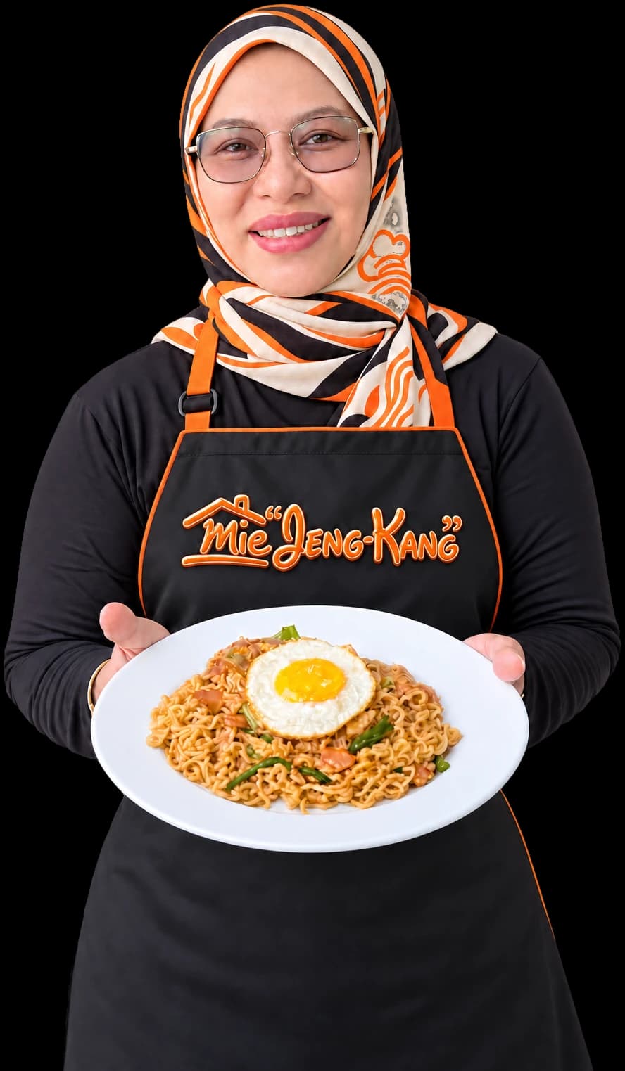 Pemilik Mie Jengkang dengan celemek Mie Jeng-Kang memegang sepiring mie goreng dengan telur ceplok