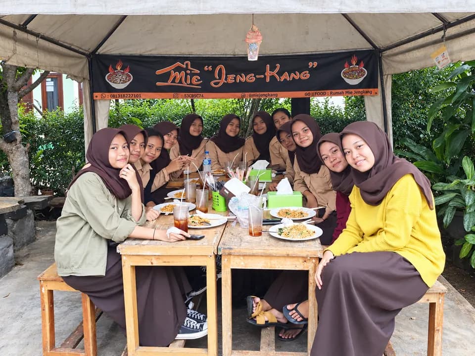 Pelanggan bersantai dan makan di bawah kanopi Mie Jeng-Kang